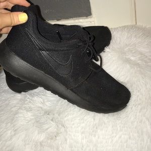 ALL BLACK NIKE ROSHES